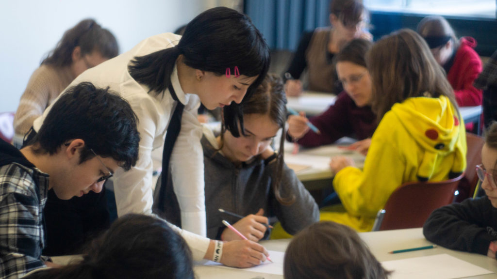 Professeure qui apprend à dessiner lors d'un atelier dessin Manga de Cordeb'Art à Japan Impact